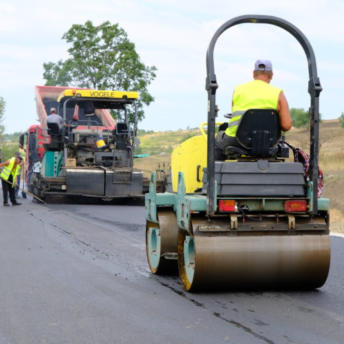 Primăria comunei Răușeni, din județul Botoșani, va investi peste 4,6 milioane de lei în modernizarea drumurilor din sat. Potrivit botoșaninews.ro, autoritatea locală a lansat licitația pentru asfaltarea a 13 tronsoane de drumuri comunale și sateste, finanțarea fiind asigurată prin Programul Național de Dezvoltare Rurală (PNDR).