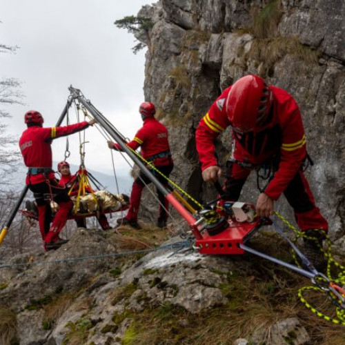 Salvamontiștii din Brașov recomandă prudență turiștilor care intenționează să meargă pe munte în această perioadă, din cauza riscului de alunecări de teren și scurgeri de apă pe versanți. Potrivit site-ului newsbucuresti.ro, la altitudini mari, stratul de zăpadă încă este prezent, mai ales pe versanții umbriți, în zonele de creastă și pe traseele mai puțin frecventate. Reprezentanții Serviciului Public Județean Salvamont – Salvaspeo Brașov notează că precipitațiile recente, combinate cu temperaturile ridicate din timpul zilei, sporesc umiditatea solului și a masei de zăpadă, crescând astfel riscul de alunecări și de accidente în zonele instabile precum firele de apă, valcele sau grohotișurile.