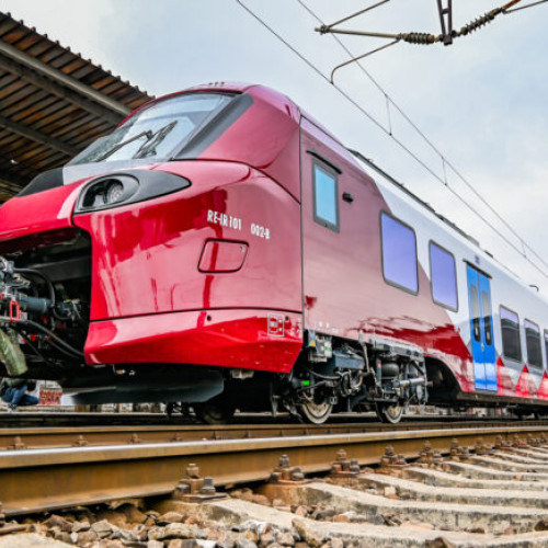 Noul tren modern Alstom Coradia nu va mai circula pe ruta București-Brașov, așa cum era planificat inițial. Potrivit site-ului newsbucuresti.ro, trenul va fi redirecționat pe ruta București-Constanța începând de luni, în perspectiva sezonului estival.