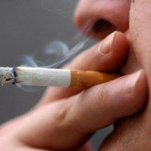 Cancerul pulmonar, responsabil pentru peste opt milioane de decese anual în lume, rămâne prima cauză de mortalitate în cazul cancerelor în România, conform site-ului tion.ro. Potrivit specialiștilor, fumatul contribuie semnificativ la bolile cronice pulmonare, atacurile de cord și accidentele vasculare cerebrale. Riscul de a dezvolta boala pulmonară obstructivă cronică (BPOC) este de zece ori mai mare la fumători decât la nefumători, iar aproximativ 10% dintre decesele cauzate de boli cardiovasculare sunt legate direct de fumat.