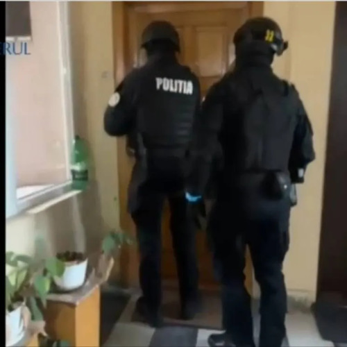 Poliția efectuează peste 200 de percheziții în cadrul unor dosare penale