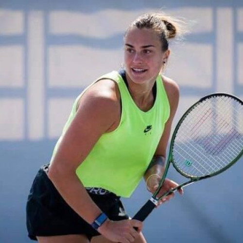 Arina Sabalenka, liderul mondial în tenisul feminin, s-a calificat în sferturile de finală ale turneului de la Roland Garros, relatează newsbucuresti.ro. Aceasta a învins-o pe americanca Amanda Anisimova, locul 16 în clasamentul WTA, cu scorul de 7-5, 6-3, într-un meci care a durat două seturi.