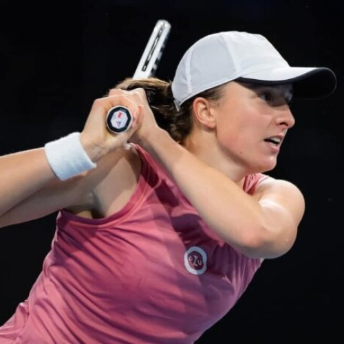 Iga Swiatek, ocupanta locului 5 în clasamentul WTA și câștigătoare a trofeului, s-a calificat duminică în sferturile de finală ale turneului de la Roland Garros, cel de-al doilea Mare Șlem al anului. Potrivit unor informații citate de newsbucuresti.ro, sportiva poloneză a învins-o pe kazaha Elena Ribakina (locul 11 WTA, favorită nr. 12) în trei seturi, scor 1-6, 6-3, 7-5, în meciul din optimi.