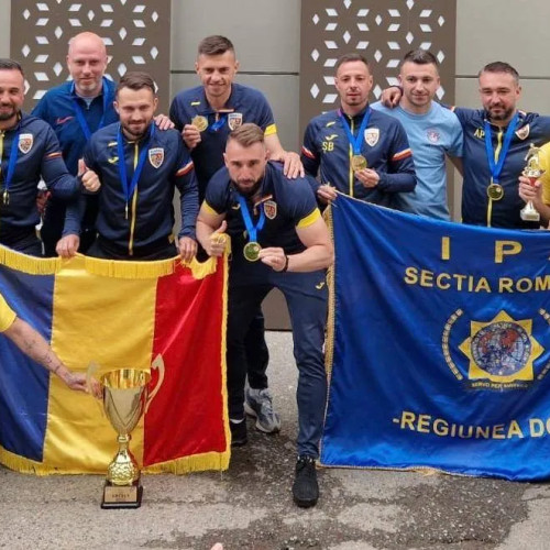 Echipa națională IPA România se pregătește pentru prima ediție a Turneului Mondial de Fotbal IPA, care va avea loc în orașul Shkoder, Albania, potrivit editie.ro. Capitanul echipei, Laurențiu Dinuica, afirmă că participarea la acest eveniment reprezintă o mare onoare pentru ei, dar și o responsabilitate de a ridica drapelul țării pe cea mai înaltă treaptă a podiumului.