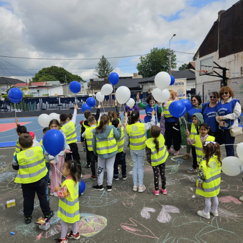 Copiii din Galați au fost sărbătoriți cu ocazia Zilei Internaționale a Copilului, în cadrul unui eveniment organizat de Clubul Kiwanis Galați, potrivit noteaza viata-libera.ro. Cu această ocazie, prescolarii de la Școala Gimnazială nr. 16 din Galați au avut parte de o surpriză plăcută, participând la diverse activități recreative. Timp de o oră, copiii și însoțitorii lor au dansat și s-au distrat alături de trupa Marili Kids Show, desenând pe asfaltul din curtea școlii.