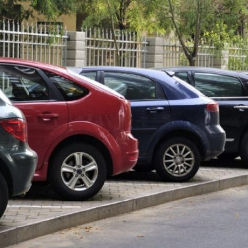 Vârsta medie a vehiculelor din Europa Centrală și de Est a depășit 12 ani, iar majoritatea șoferilor nu consideră că autovehiculele lor sunt vechi, indică un studiu recent. Potrivit sursei newsbucuresti.ro, un procent de 44% dintre șoferi afirmă că mașina lor &quot;nu mai e nouă, dar nici veche&quot;. Studiul, realizat de Grupul MOL, a fost bazat pe răspunsurile a peste 1.700 de membri ai programului de loialitate MOL Move din țări precum Ungaria, România, Cehia, Slovacia, Serbia și Slovenia, și explorează obiceiurile de întreținere a mașinilor și atitudinea față de carburantii premium.