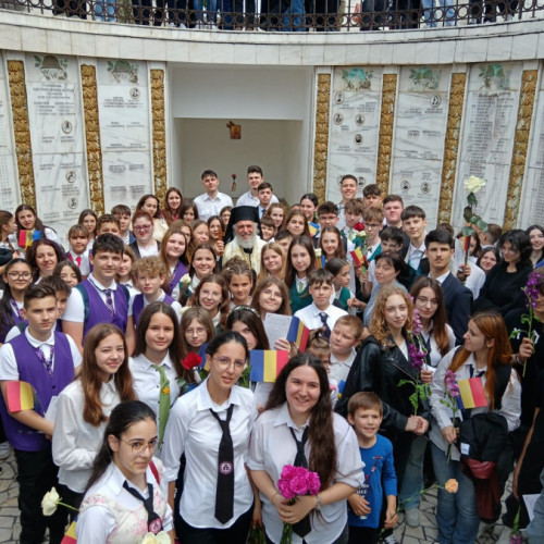 Ziua Eroilor, sărbătorită la Galați cu ocazia zilei nationale, a fost marcată printr-un ceremonial solemn la Cimitirul "Eternitatea". La eveniment au participat autorități locale, elevi și cetățeni care au venit să aducă omagii eroilor neamului, potrivit unor surse citate de viata-libera.ro. Ceremonia a început cu un pelerinaj care a pornit de la Biserica "Înălțarea Domnului" din Tiglina I, iar intonarea imnului național a emoționat pe toți cei prezenți.