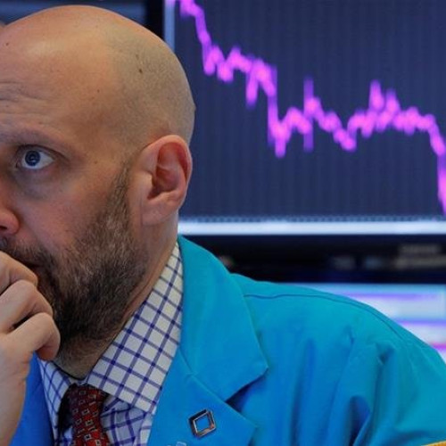 Acțiunile companiilor poloneze au înregistrat scăderi la începutul ședinței de luni, după anunțarea rezultatelor alegerilor prezidențiale, potrivit ziaruldeiasi.ro. Conform datelor de la Comisia Electorală Națională, Karol Nawrocki, candidat nationalist, a câștigat al doilea tur cu 50,89% din voturi, în timp ce adversarul său, Rafal Trzaskowski, primarul liberal al Varșoviei și aliat al guvernului condus de Donald Tusk, a obținut 49,11%.