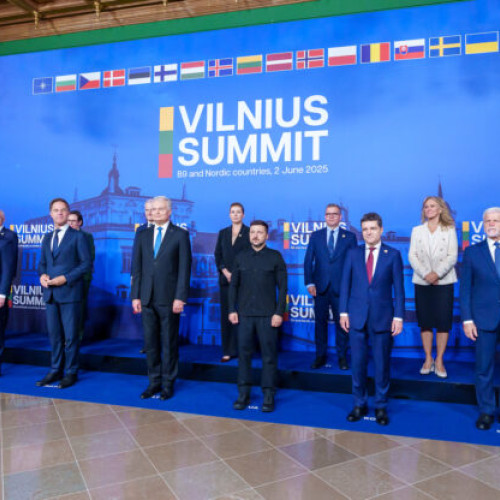 Nicusor Dan, președintele României, a efectuat luni prima sa vizită oficială internă, participând la summit-ul B9 și Tarile Nordice din Vilnius, Lituania. Potrivit site-ului newsbucuresti.ro, acesta a ajuns în capitala Lituaniei cu un avion de transport militar Alenia C-27J Spartan, folosit de Forțele Aeriene Române.