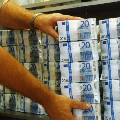 Rezerva valutară a României a scăzut semnificativ, conform ultimelor date ale Băncii Naționale a României (BNR), potrivit viata-libera.ro. La sfârșitul lunii mai, rezerva a coborât de la 62,4 miliarde de euro, nivelul de la finalul lui aprilie, la 55,6 miliarde de euro. Potrivit unui raport al Erste Bank citat de sursa menționată, costurile intervențiilor BNR pentru a stopa deprecierile leului se ridică la aproximativ 6 miliarde de euro, de la luna trecută.