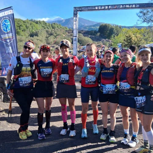 Satmareanca Hodas Erzsebet Katalin a obținut o performanță remarcabilă la Campionatul European de Alergare Montana - Masters Nicolasi, desfășurat recent în Sicilia, Italia, potrivit satumareonline.ro. Aceasta a concurat alături de echipa țării sale în categoria de vârstă 45-49 de ani, alături de Luminita Copacel și Nicoleta Ciortan, și împreună au reușit să câștige medalia de aur, învingând echipe puternice din Franța, Spania și Italia, ultima fiind considerată favorit.