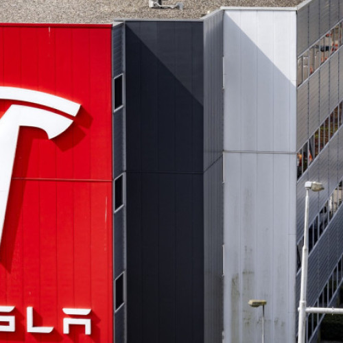 Tesla trece prin momente de incertitudine în urma dezmințirilor lui Elon Musk cu privire la proiectul unui automobil electric accesibil, conform notează digi24.ro. Potrivit surselor, mai mulți directori ai companiei americane s-au alarmat după ce Musk a afirmat pe rețeaua socială X că “Reuters minte”, la scurt timp după un articol publicat de agenția de presă în data de 5 aprilie 2024. Musk a negat informațiile potrivit cărora Tesla ar fi oprit un proiect pentru un vehicul low-cost făcut pentru a relansa vânzările, care avea în vedere un model ce urma să coste 25.000 de dolari.