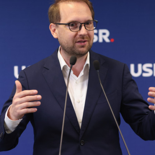 Dominic Fritz candidează pentru poziția de președinte al USR, anunță el în cadrul unui mesaj transmis intern, potrivit news.ro. Liderul interimar al partidului și primarul Timișoarei vrea să transforme USR dintr-un partid de nișă, concentrat pe urbanul mare, într-o forță importantă în politică, capabilă să câștige alegeri la nivel național.