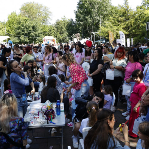 Eveniment plin de culoare și emoție în Parcul Public din Galați, unde pe data de 1 iunie, sute de copii au participat la proiectul "Copilaria Unește - Zambete, Labute și Supereroi", organizat de Primăria Galați în colaborare cu Farmaciile Myosotis și BebeMyo. Potrivit site-ului viata-libera.ro, copiii au învățat lecții importante despre toleranță și bunătate într-un mod distractiv și interactiv.