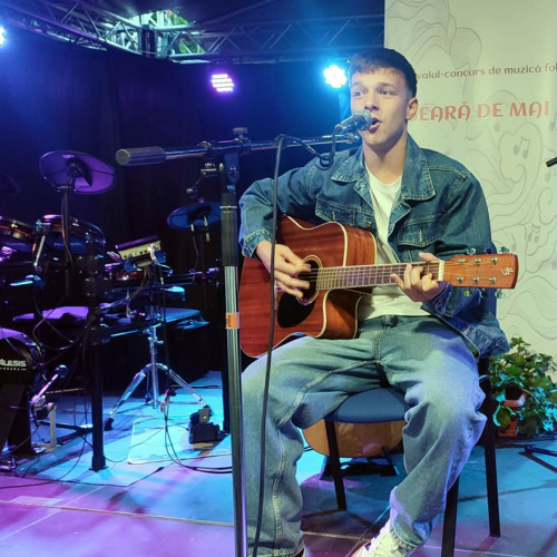 Marele Premiu al celei de-a XIV-a ediții a Festivalului Concurs de Muzică Folk &quot;Seara de Mai&quot; a fost câștigat de talentatul Mihnea-George Oprea, care a impresionat juriul și publicul cu interpretarea sa, relatează obiectivbr.ro. Evenimentul, organizat de Centrul Cultural și de Agrement &quot;Chira Chiralina&quot; Braila în colaborare cu Asociația Clubul de Turism &quot;Proilavia&quot;, a avut loc cu o săptămână în urmă, vineri, 30 mai, în curtea casei familiei armatorului grec Ianis Matukis, situată în Piața Poligon, aproape de Biblioteca Județeană &quot;Panait Istrati&quot;.