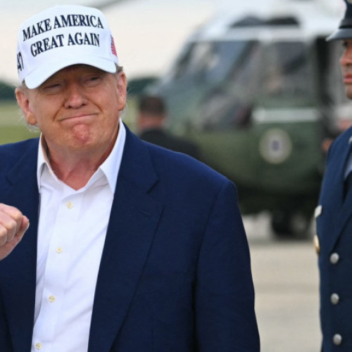 Donald Trump, folosește platforma Truth Social pentru a amesteca declarații oficiale cu teorii conspiraționiste, ceea ce stârnește îngrijorări despre influența acestor mesaje asupra piețelor financiare și opiniei publice, notează Axios.