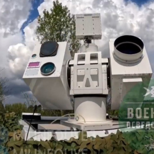 Rusia folosește o nouă armă laser chineză pentru a doborî drone pe frontul din Ucraina, potrivit mai multor videoclipuri postate pe canalele rusești de Telegram, citează digi24.ro. Sistemul de apărare anti-aeriană Silent Hunter, cunoscut și sub numele de &quot;Vânătorul silencios&quot;, seamănă foarte mult cu modelul chinezesc Shen Nung 3000/5000, afirmă expertul Fabian Hinz de la Institutul Internațional pentru Studii Strategice. Conform analizei, sistemul rus a fost observat deja în uz de către forțele speciale din unitatea Nomad și se pare că este mai eficient decât echipamentele anti-dronă folosite anterior.