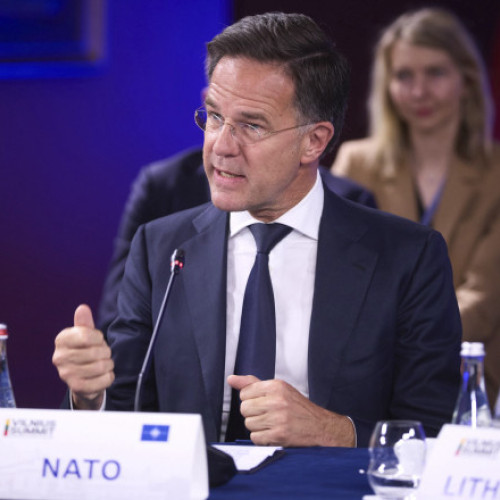 Statele Unite vor menține o prezență militară puternică în Europa, afirmă secretarul general al NATO, Mark Rutte, potrivit digi24.ro. El a declarat că Washingtonul are în plan să păstreze o desfășurare convențională foarte robustă pe continent, pentru a liniști temerile și îngrijorările europene legate de posibilitatea reducerii forțelor.