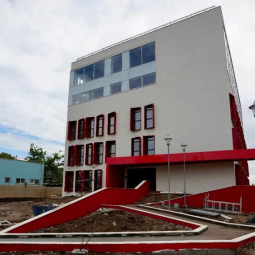 Primăria Sectorului 3 finalizează construcția primei școli din București după 1989, situată în zona Theodor Pallady - Victor Brauner. Potrivit newsbucuresti.ro, construcțiile au fost ridicate din temelii și includ 15 săli de clasă, laboratoare, o sală multimedia, bibliotecă și sală de sport. Clădirea se află în faza finală de amenajare, unde se montează mobilier și echipamente în sălile de curs și laboratoare, iar sala de sport primește ultimele pregătiri pentru a asigura condiții optime de utilizare.