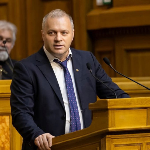 Universitarii galateni, recunoscuți pe plan internațional, sunt invitați să susțină conferințe la evenimente de prestigiu din străinătate. Potrivit viata-libera.ro, pe 4 iunie, cu ocazia Zilei Tratatului de la Trianon, profesorul universitar dr. George Enache, de la Universitatea "Dunărea de Jos" din Galați, va susține o conferință în Italia, în Aula 15 a Complexului Universitar "Beato Pellegrino" din Universitatea din Padova, de la ora 16:30. Tema evenimentului este „Consecințele religioase ale Tratatului de la Trianon în Transilvania” și este organizată de Institutul Roman de Cultura și Cercetare Umanistică de la Veneția, Departamentul de Studii Lingvistice și Literare al Universității din Padova și Societatea de Studii Romanesti „Miron Costin”.