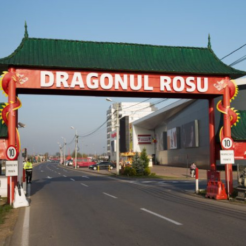 Percheziții la complexul comercial Dragonul Răuși: peste 22.900 de articole de îmbrăcăminte și parfumuri confiscate