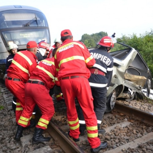 Accident grav pe calea ferată în Dambovița: o autoutilitară lovită de tren, o persoană decedată și două rănite