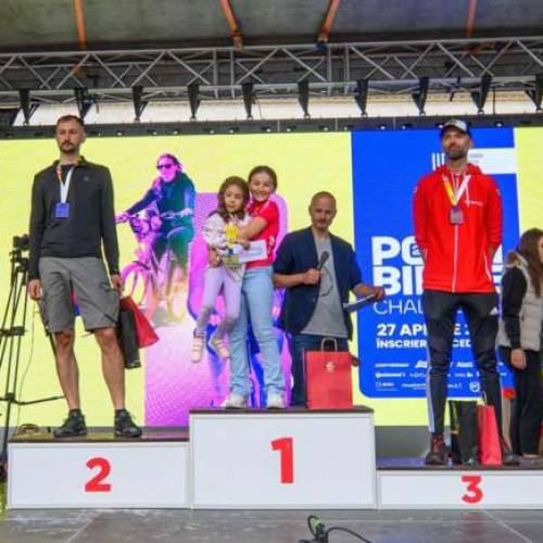 Adrian Curutiu, sportiv din Lugoj, a obținut o nouă medalie la competițiile de mountain biking, potrivit site-ului tion.ro. La concursul Bike'n Fun organizat lângă Lacul Ghioroc, traseele de MTB au fost accesibile atât amatorilor, cât și celor experimentați, iar reluarea rezultatelor a adus o performanță notabilă pentru lugojean, care s-a clasat pe locul al doilea la proba de 30 km.