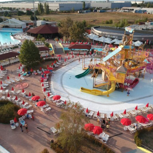 Divertiland Water Park se va redeschide pe 6 iunie 2025, conform site-ului newsbucuresti.ro. În primele zile de la deschidere, care coincid cu weekendul Rusaliilor, vizitatorii vor beneficia de o ofertă specială. Potrivit sursei, cei care cumpără un bilet de adult vor primi al doilea gratuit, oferta valabilă doar pentru biletele achiziționate la casele din parc.