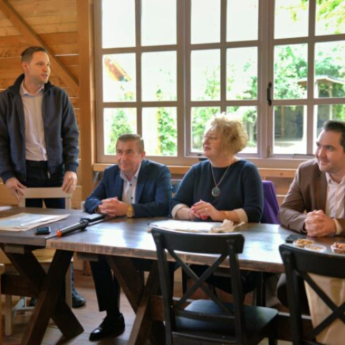 Simpozionul „Ilfov - cununa cu diamante” a adus împreună profesori, specialiști și invitați din diverse domenii pentru a discuta despre provocările și oportunitățile județului Ilfov, în context european. Evenimentul a fost organizat de Inspectoratul Școlar Județean Ilfov, cu sprijinul Consiliului Județean Ilfov și al Centrului Județean pentru Conservarea și Promovarea Culturii Tradiționale Ilfov, potrivit newsbucuresti.ro.