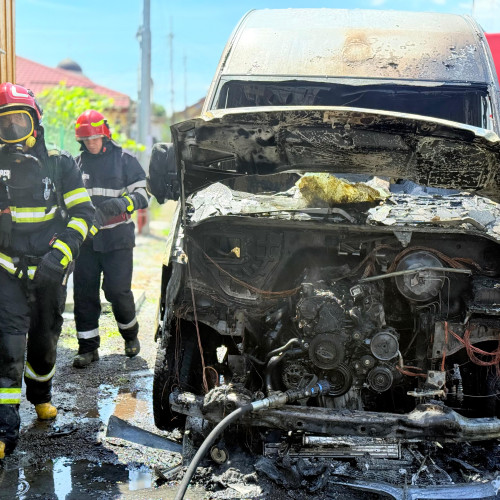 Mașină foc pe strada Artur Enasescu din Botoșani