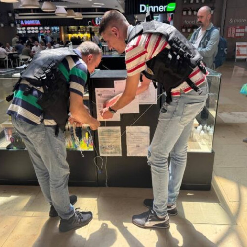 Poliția locală din Sector 6 a àsigilat pentru 30 de zile un punct de vânzare a țigărilor, pentru comercializarea acestora către copii, iar pentru nereguli au fost aplicate amenzi în valoare totală de 20.000 de lei, potrivit newsbucuresti.ro. Din această sumă, 10.000 de lei au fost date pentru societate, iar alți 10.000 de lei pentru vânzător.