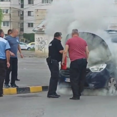 Mașină a poliției locale din Botoșani, în flăcări în timpul mersului