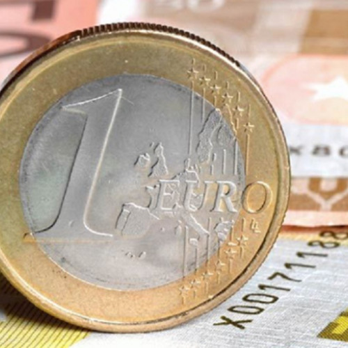 Leul a rămas stabil în ciuda dificultăților guvernamentale, menționează viata-libera.ro, iar optimismul pe piață continuă după victoria lui Nicușor Dan în alegeri. Potrivit Bloomberg, Uniunea Europeană ar putea oferi viitorului guvern un răgaz pentru a implementa măsuri menite să reducă deficitul bugetar.