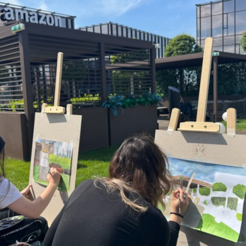 Expozitie de artă inspirată de copilărie și natură, organizată de Colegiul Național de Artă "Octav Băncilă" la sediul Amazon din Iasi