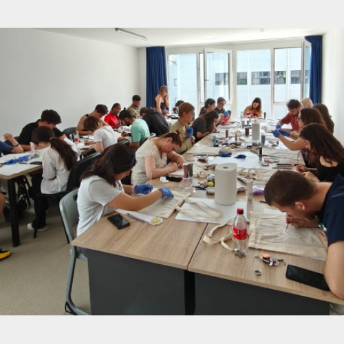 Tineri din șase țări participă la o activitate creativă la Universitatea din Oradea