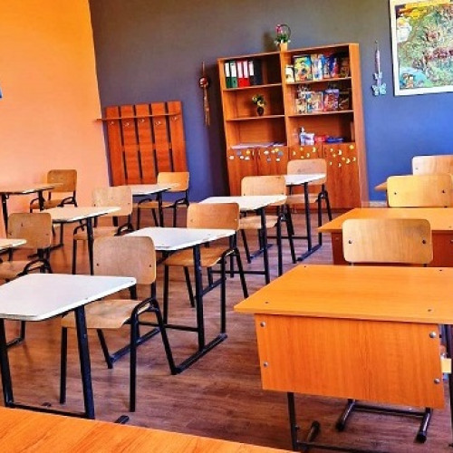 Ziua învățătorului, păstrată de mai mulți ani pe 5 iunie, a fost marcată și în 2024 ca zi liberă pentru elevi și profesori, notează olt-alert.ro. Potrivit informațiilor, în această zi, elevii și profesorii au avut liber, conform contractului colectiv de muncă aplicabil în sistemul de învățământ. Elevii se întorc la cursuri vineri, 6 iunie, iar luni, 9 iunie, vor avea din nou liber, de această dată pentru sărbătoarea Rusaliilor.