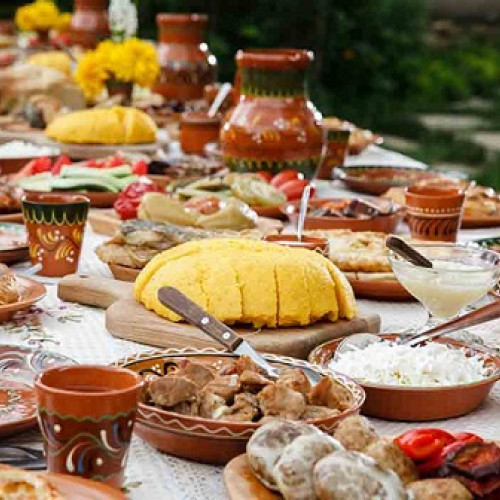 Mosii de vara, sărbătoriți anual la 49 de zile după Învierea Domnului, sunt cunoscuți și ca mosii de Rusalii sau mosii de cireșe. Anul acesta, praznicul va avea loc pe data de 7 iunie, potrivit olt-alert.ro. Traditia acestor zile este strâns legată de sărbătoarea Rusaliilor, fiind crezut că sufletele celor adormiți se întorc în Împărăția lui Dumnezeu de Rusalii.