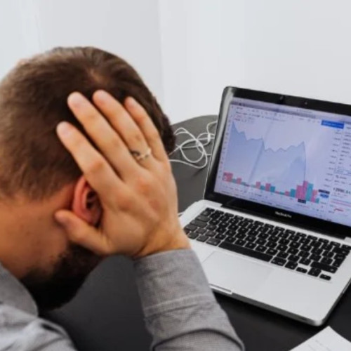 Firma de transport marfuri din Botoșani intră în faliment, potrivit informațiilor publicate de botosaninews.ro. Tribunalul Botoșani a decis marți intrarea în procedura de faliment a societății Jazz Studio SRL și a numit ca administrator judiciar firma ENSO SPRL. Decizia a fost luată din cauza datoriilor către bugetul de stat, după ce compania a intrat în insolvență în februarie 2025, la solicitarea Administrației Județene a Finanțelor Publice.