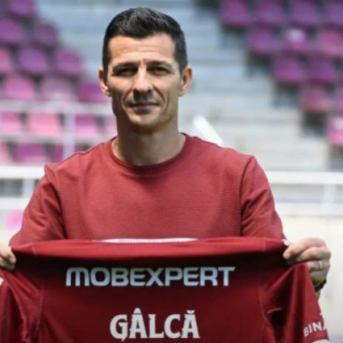 Constantin Gâlcă, numit noul antrenor al echipei Rapid, a semnat un contract valabil până în vara lui 2027, anunță clubul giuleștean pe site-ul oficial, citează monitorulbt.ro. La ultima sa echipă, Universitatea Craiova, tehnicianul în vârstă de 53 de ani a decis să plece de comun acord cu conducerea, începând această colaborare în data de 21 ianuarie.