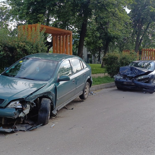 Trei mașini distruse într-un accident provocat de un tânăr din Botoșani
