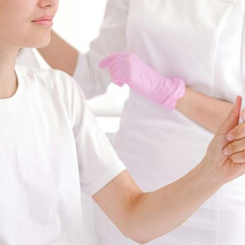 Hidradenita supurativă, o boală dureroasă care afectează pielea, poate duce la probleme serioase dacă nu este tratată la timp, avertizează specialiștii. Potrivit medicului dermatovenerolog Dr. Claudia Tirziu, de la Spitalul CFR Timișoara, boala se manifestă prin noduli subcutanati dureroși, abcese recurente, fistule și cicatrici, în special în zonele axilare, inghinale și submamar. &quot;Afectiunea are un impact major asupra calitatii vietii pacientului, ducând la anxietate, depresie și chiar izolare socială. Este important ca pacientii să nu ignore simptomele și să se adreseze medicului dermatolog cât mai devreme&quot;, notează ea.