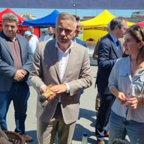 Târgul "De aici, de aproape. Din Oltenia" a fost inaugurate la Craiova de către ministrul Agriculturii, Florin Barbu, un eveniment dedicat promovării producătorilor locali. Potrivit gazetaoltului.ro, Barbu a subliniat importanța ca marile magazine din România să vândă exclusiv produse românești, apreciind calitatea și tradiția acestora. Târgul oferă o gamă variată de preparate tradiționale, precum carne, pește, brânzeturi, lactate, vinuri, miere, pâine artizanală și legume și fructe de sezon, pentru a conecta direct producătorii cu consumatorii.