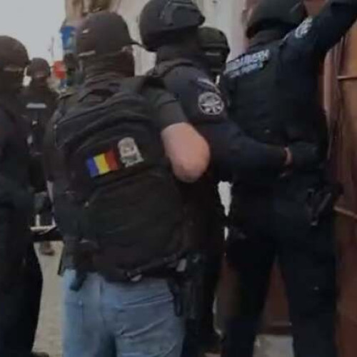 Un bărbat de 40 de ani, suspectat de trafic de droguri de mare risc, a fost prins de polițiștii din Timișoara în colaborare cu procurorii DIICOT, potrivit site-ului tion.ro. Anchetatorii susțin că, în perioada februarie - martie 2025, acesta ar fi vândut droguri cunoscute sub numele de &quot;cristal&quot; (3-CMC), cu prețuri cuprinse între 300 și 1.000 de lei. În timpul perchezițiilor, autoritățile au confiscat drogurile descoperite.