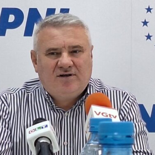 Presedintele PNL Olt, deputatul Gigel Știrbu, afirmă că românii nu trebuie să suporte povara noilor taxe pentru reducerea deficitului bugetar, potrivit olt-alert.ro. El susține că risipa din sistemul public trebuie să fie combatută prin reducerea cheltuielilor de stat, nu prin impunerea de poveri fiscale suplimentare asupra populației.