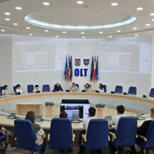 Consiliul Județean Olt a găzduit o lecție inedită pentru elevii de la Liceul Teoretic „Nicolae Titulescu” din Slatina, potrivit olt-alert.ro. Evenimentul, numit „o oră altfel”, a avut loc ieri în Sala Europa a instituției și a fost coordonat de profesorul Cristian Stoica, tatăl elevilor implicați.