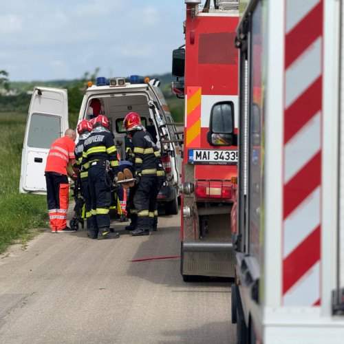 Accident grav în Ungureni: microbuz răsturnat cu 18 persoane la bord