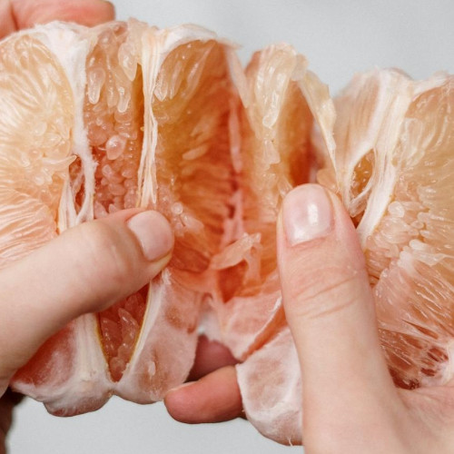 Reziduuri de pesticide descoperite în castraveți și grapefruit aduse în România