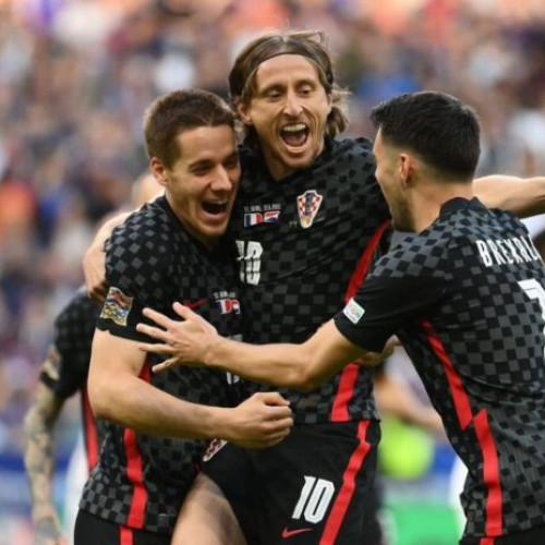 Luka Modric, fost câștigător al Balonului de Aur în 2018, se apropie de o mutare la AC Milan, potrivit Sky Sport Italia, citat de DPA. Conform sursei, directorul sportiv al lui Milan, Igli Tare, a călătorit în Croația, țara natală a jucătorului, pentru a negocia un acord verbal.