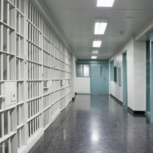Suedia va trimite până la 600 de deținuți în închisoarea din Estonia pentru a-și reduce suprapopularea penitenciarilor, potrivit unui acord anunțat miercuri de guvernul de la Stockholm, notează Reuters. Începând din iulie anul viitor, bărbați condamnați pentru infracțiuni de la omor la abuzuri sexuale vor fi transferați în închisoarea din Tartu.