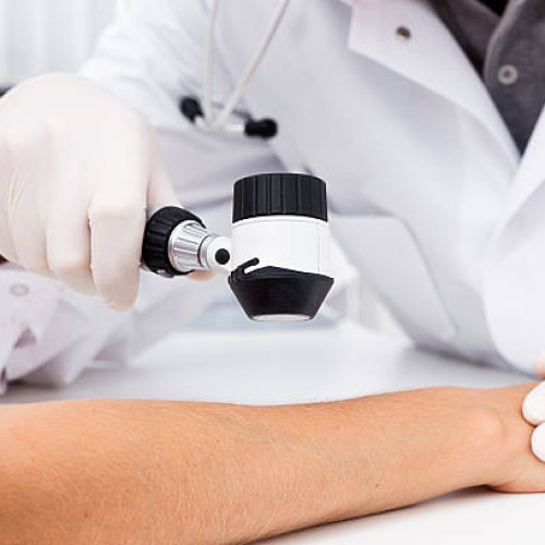 Caravana Derma aduce teste dermatologice gratuite în mai multe județe din România